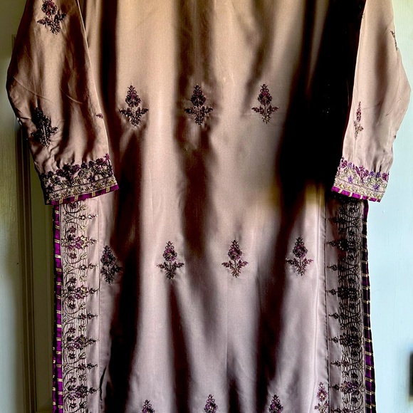 Pakistani Designer’s Asim Jofa 4 piece luxury fully embroidered suit - Picture 7 of 13